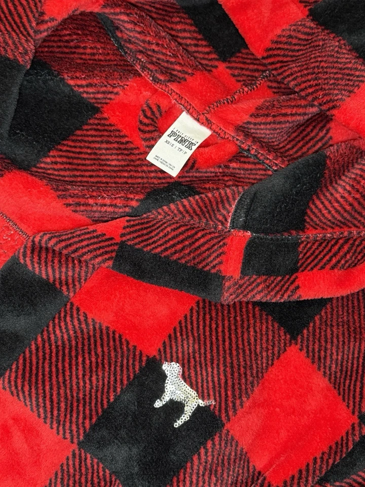 Bata corta Victoria’s Secret rosa búfalo a cuadros vacaciones talla XS felpa roja brillante Foto 4 de 4