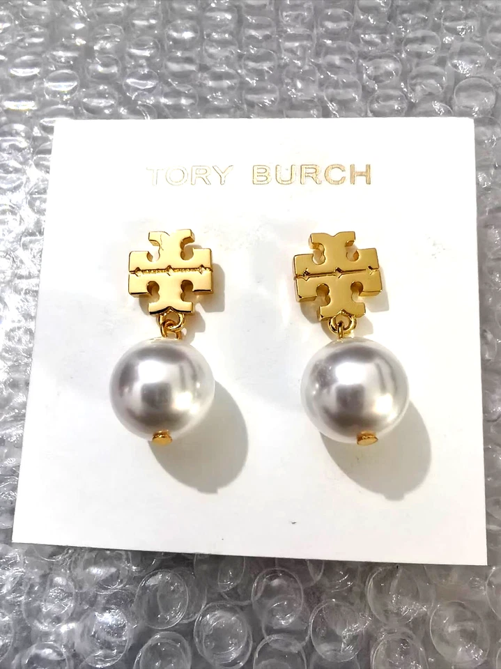Auténticos pendientes de perlas blancas Tory Burch con incrustaciones de circón logotipo TB Foto 2 de 2