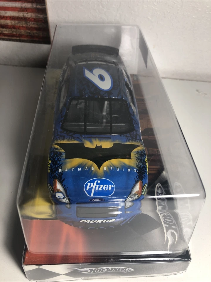 Hot Wheels 2005, Mark Martin #6 Pfizer Batman Begins Series 400 1:24 Foto 2 de 4