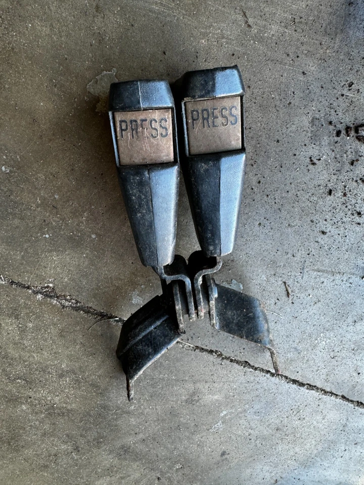 1975-1979 Volkswagen VW Beetle OEM Front Seat Belt Receiver Latch Convertible Foto 3 de 4