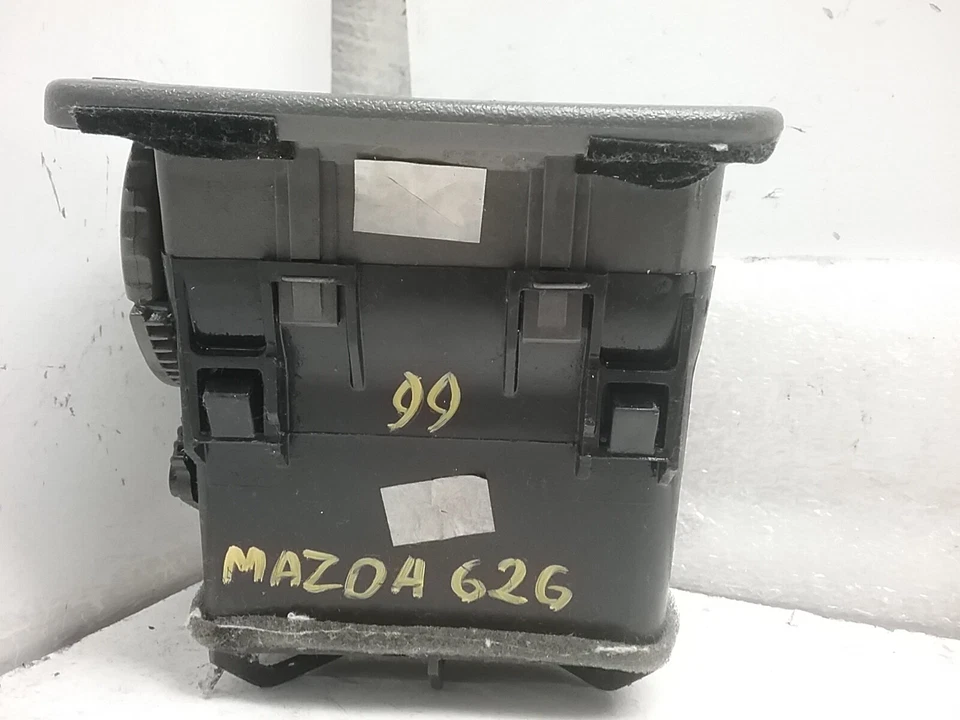 Ventilación de aire del tablero delantero derecho Mazda 626 1998-2002 (color gris con borde negro) Foto 4 de 4