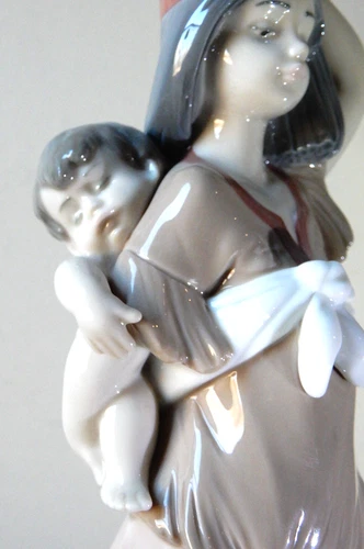 LLADRO #6423 Precious Papoose 10 3/4" Tall MINT