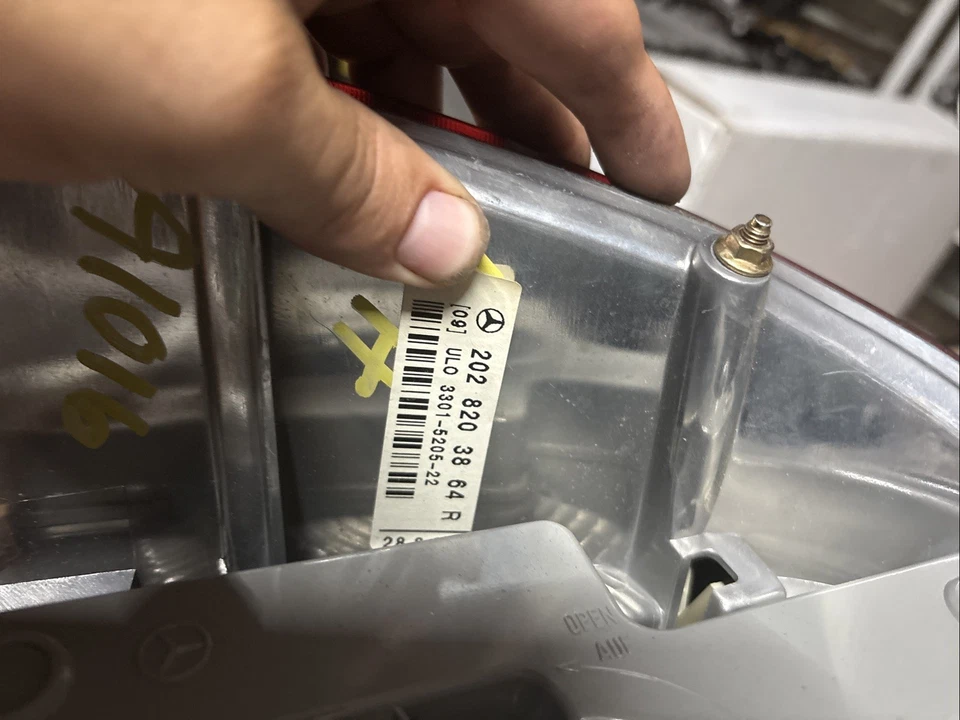 Luz trasera derecha mercedes-benz c230 1999 2028203864 usada. Foto 4 de 4
