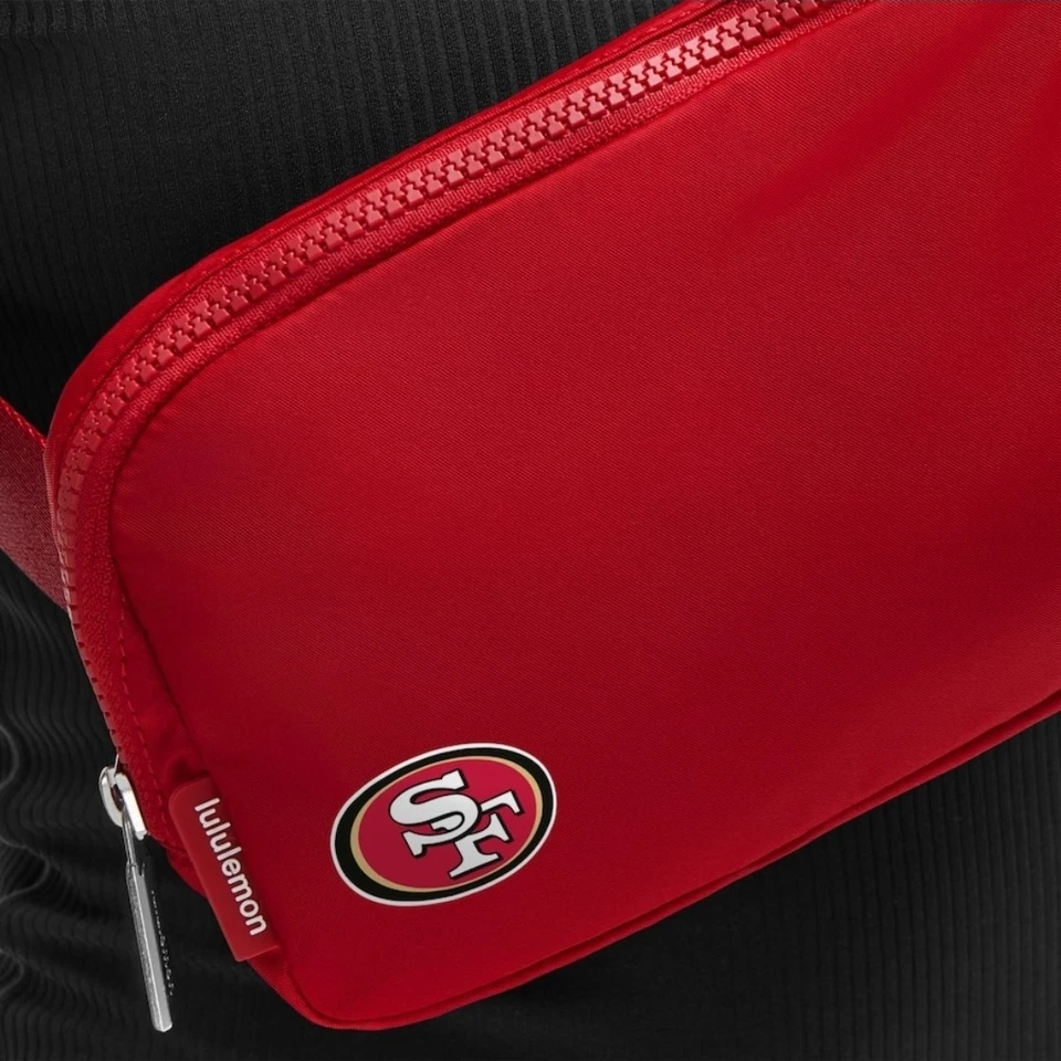 AUTÉNTICO Bolso Cinturón San Francisco 49ers Lululemon Everywhere Rojo Universitario En Mano  Foto 4 de 4