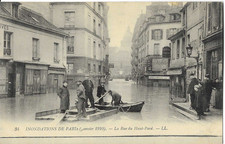 Animated postcard INUNDATIONS DE PARIS - La Rue du Haut-Pavé (1910)