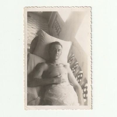 Junger Mann nackter Oberkörper liegend auf einem Bett - Blick Kamera - Snapshot 1948