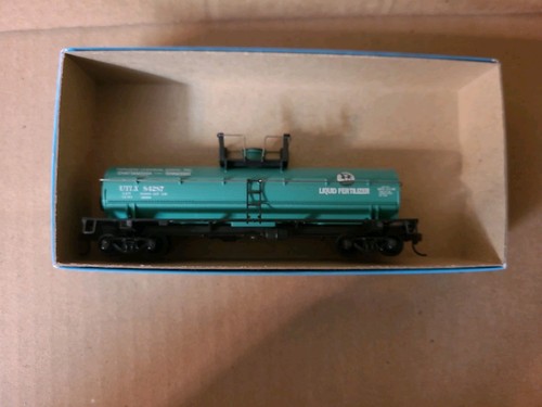 Coche cisterna Athearn escala HO Farmers Chemical Association #84287 acopladores de nudillos | Condition: Used