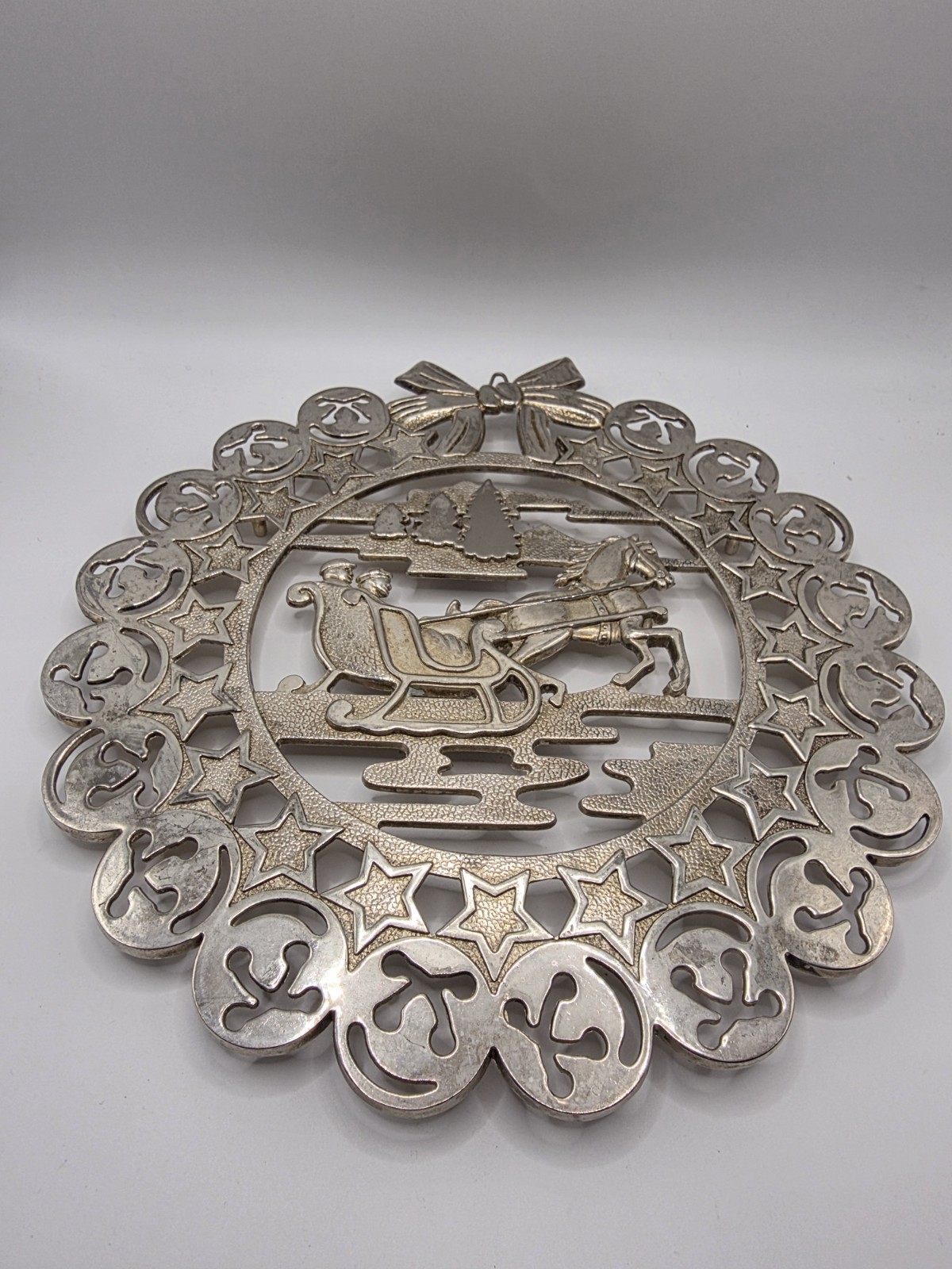 VTG Godinger Silver Plated Christmas Wreath Trivet w/ Sleigh and Reindeer Design