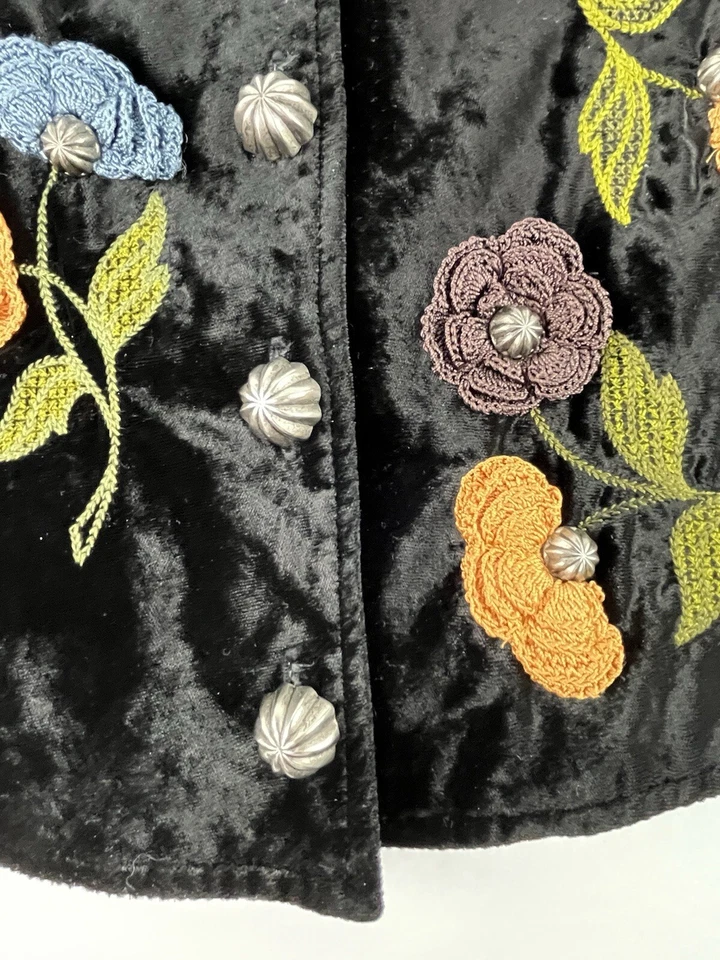 Colete bordado Double D Ranch veludo preto tamanho flores pequenas - Imagem 3 de 4