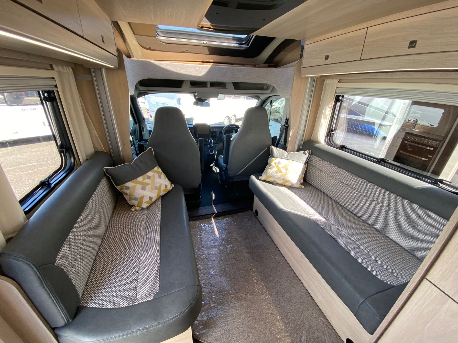 2022 Auto Trail F62 electric drop down bed motorhome 950 Miles