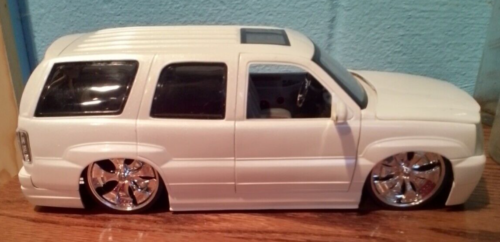 Jada Dub City 2002 white Cadillac Escalade 1/18 Scale