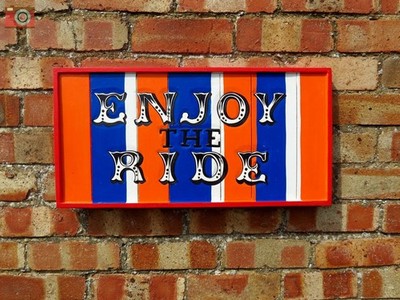 Fabelhaftes ''ENJOY THE RIDE'' HANDGEFERTIGTES & GESCHNITZTES SCHILD. Vintage Jahrmarkt Stil.