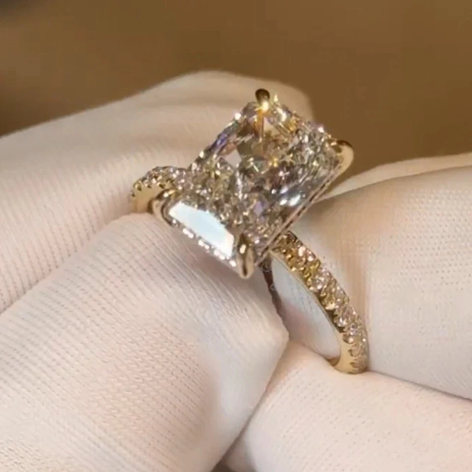 Anillo de compromiso halo oculto de moissanita corte radiante de 2,6 TCW en oro amarillo de 14 K Foto 3 de 4