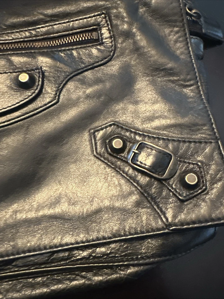 Bolso sin asas Balenciaga sobre de piel de cordero negro Foto 3 de 4