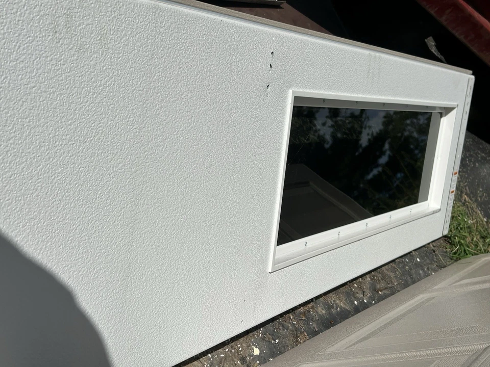 Panel empotrado 16x7 Amarr serie 3.000 mimbre bronceado con ventana de mosaico a la izquierda Foto 4 de 4