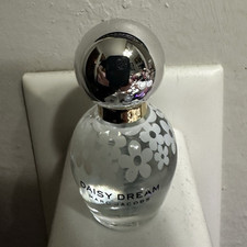 Daisy Love Glow Marc Jacobs 香水- 一款2024年新的女用香水