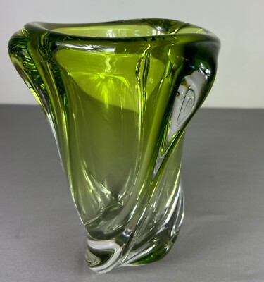 Wunderschön gestaltete 3-armige gedrehte Vase.  (LOT 5055)