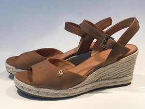 tommy hilfiger tan wedges
