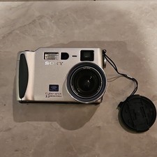 Sony Cyber-shot DSC-S70 3.3MP Compact Digital Camera 3x Zoom Silver USB Case