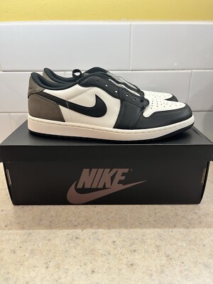 jordan 1 mocha in hand