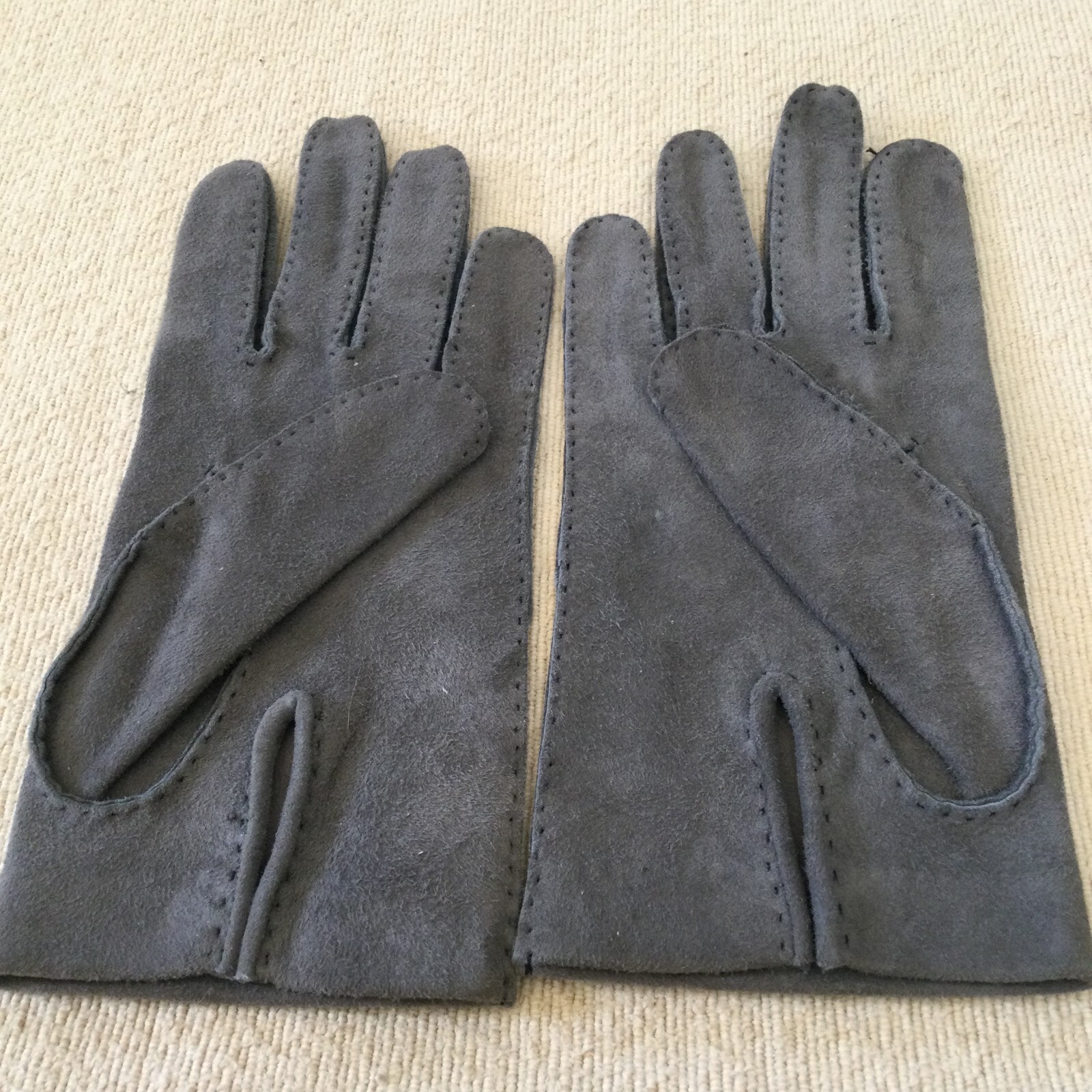 LOEWE MADRID Women’s DEEP GRAY SUEDE GLOVES • Size 8 •SPAIN •Unlined