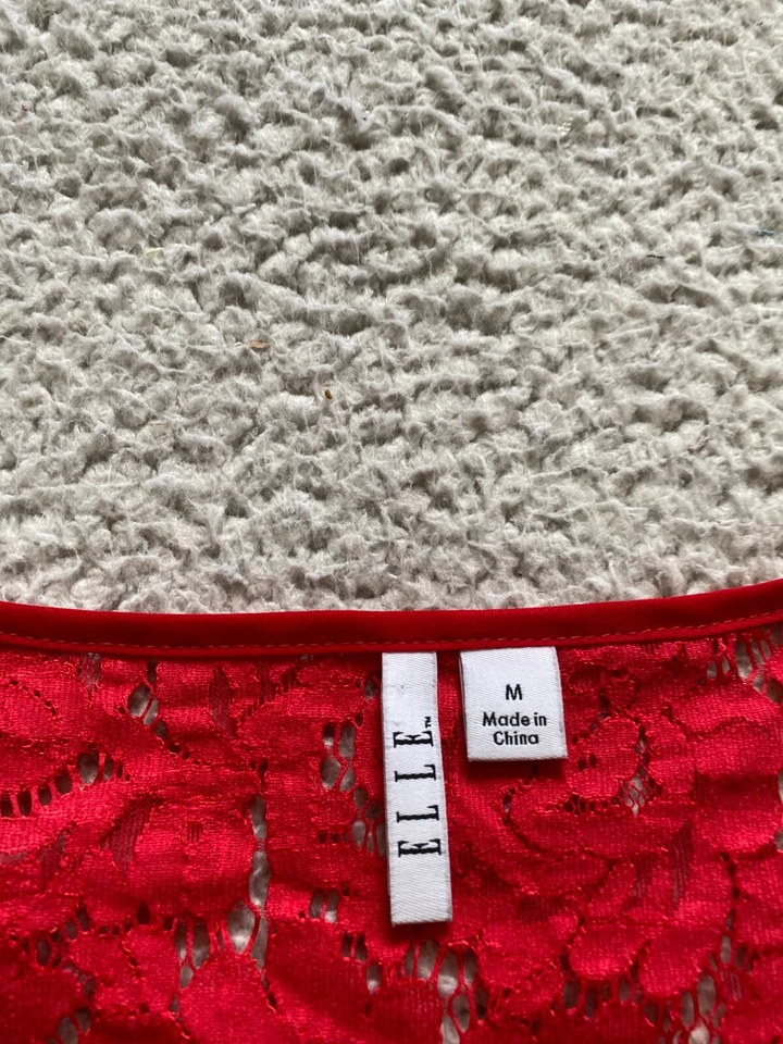 Blusa roja de encaje transparente a lunares manga larga cuello redondo Elle para mujer talla M Foto 3 de 4