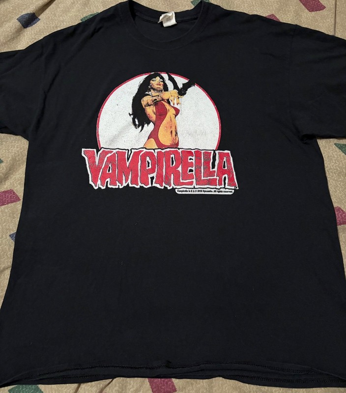 RARE 2018 DYNAMITE PRESS VAMPIRELLA COMIC COVER SHIRT XL HORROR COMIC SPOOKY