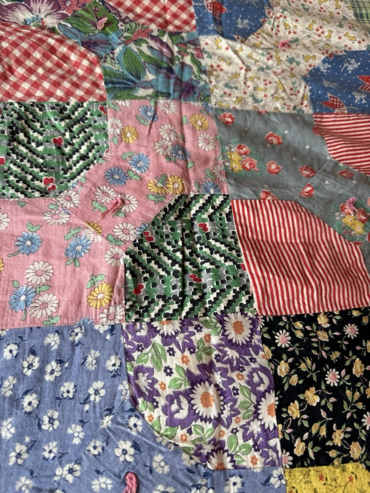 Antike handgefertigte Decke 71 "x 60" Vintage Stoff helle Farben einige Flecken  - Bild 4 von 4