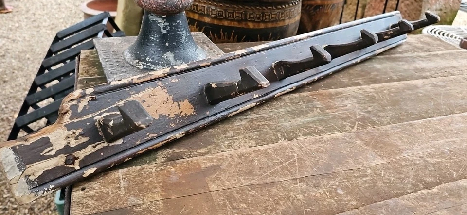 Antiguo gancho de clavija para scullery abrigo de madera pino montado en la pared estable brida estante Foto 2 de 4