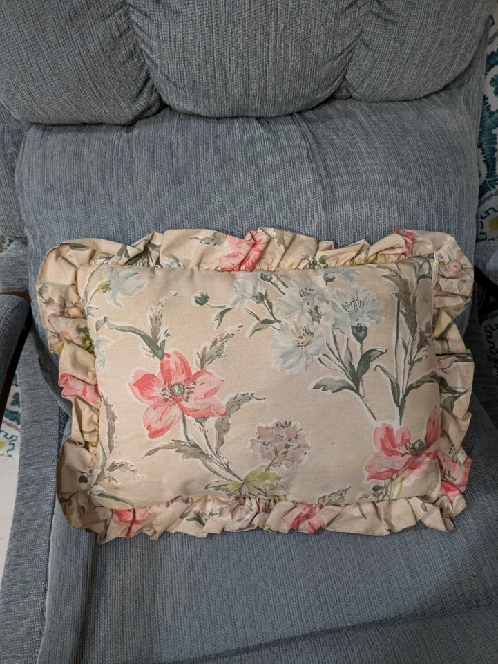 Almohada decorativa vintage con volantes florales de cabaña rosa Laura Ashley Foto 2 de 4
