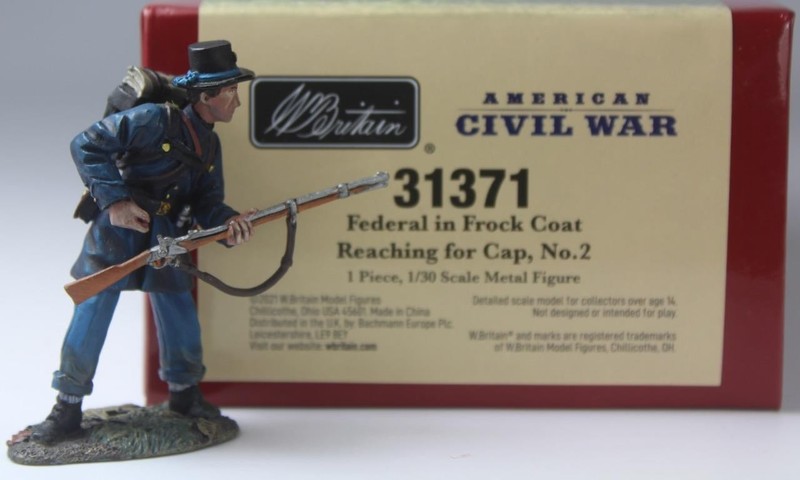 BRITAINS Civil War-Federal in Frock Coat Reaching for Cap #31371 ACW