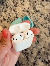 Apple AirPods 2nd Generation with Charging Case - White used