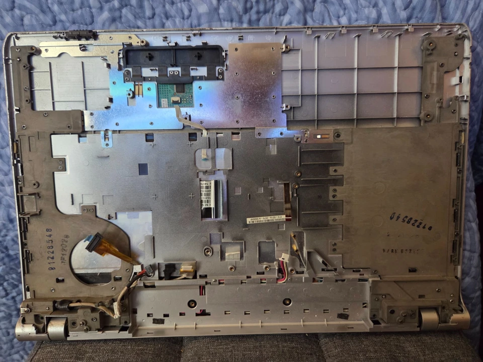 Sony VAIO PCG-81114L Original LCD Screen, Keyboard, and Top Case Assembly - Image 2 of 2