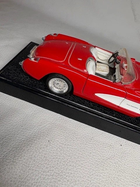 1957 Chevrolet Corvette vermelho conversível fundido em escala 1/18 com suporte sem caixa - Imagem 4 de 4