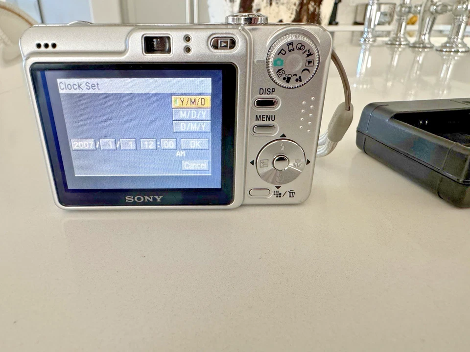 Sony Cybershot DSC-W55 7.2MP Digital Camera Silver, Charger, 1 Battery - Image 4 of 4