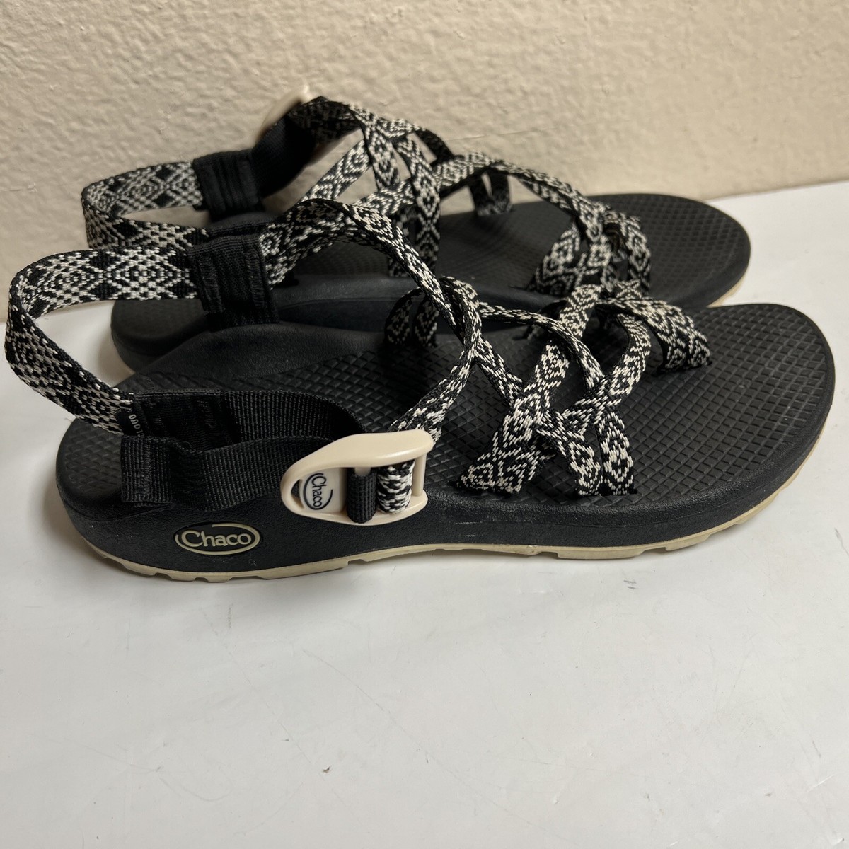 CHACO Cloud Black White Black Strappy ZX/2 Toe Loop Women's