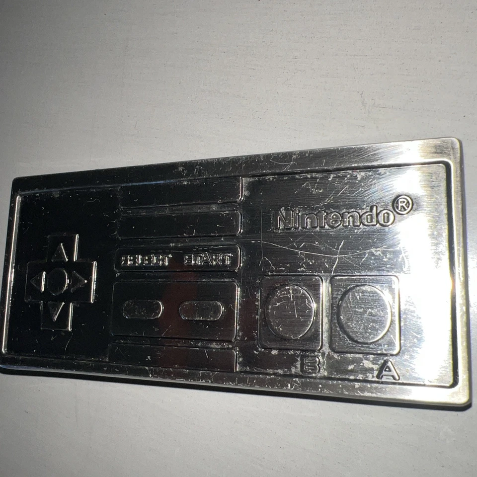 罕见任天堂娱乐系统 NES 控制器金属皮带扣 Chrome 2007 — 第 3/4 张图片