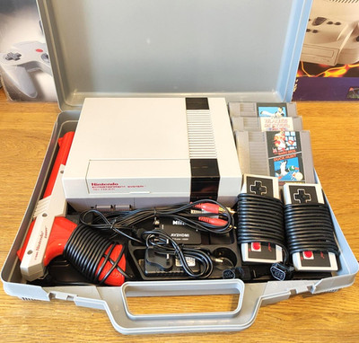 Nintendo NES Konsole Konvolut 3 Spiele, Zapper Case, komplettes Setup getestet restauriert