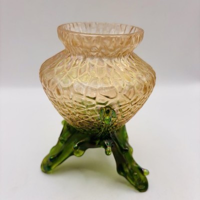 Antike Kralik Bohemian Art Glas Vase irisierend gold pfirsich 3 grüne Baumfüße