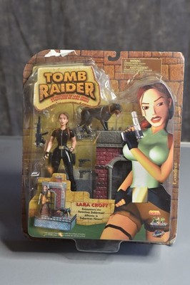 Figur '' Lara Croft stellt sich dem wilden Dobermann auf einem Dach '' ''Playmates Toys''