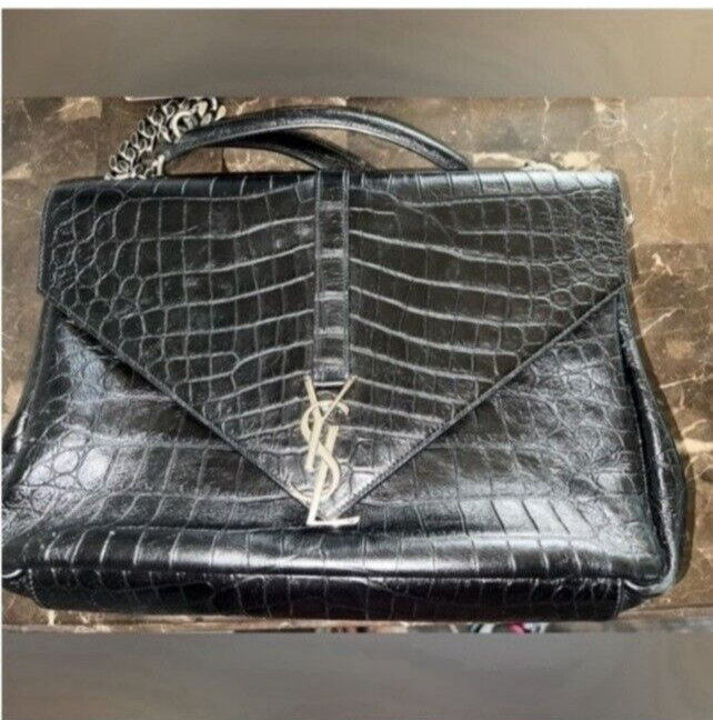 SAINT LAURENT #luxury # trendy # borsa a tracolla YSL media pelle nera con tracolla a catena