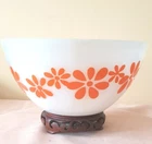 Vintage Pyrex mixing bowl 'Dasiy Chain' milk glass red flora design Size 9 byUSA