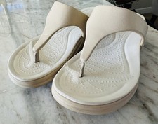Excellent Condition Crocs Womens Size 7 Beige Thong Flip Flop Comfort Foam