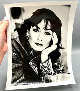 Foto firmada por Anjelica Huston 8x10 en blanco y negro brillante película autógrafo familia Addams