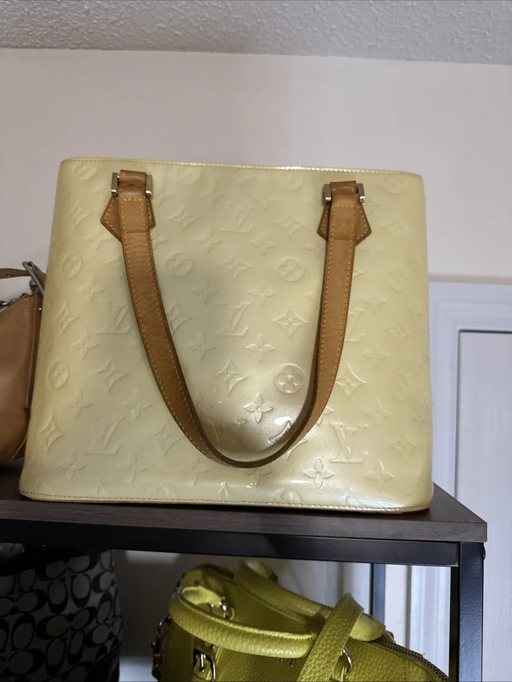 Bolso de hombro Louis Vuitton amarillo Foto 2 de 4