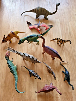 Konvolut Saurier, teils von Schleich u.a. Herstellern, passend zur Wasserstelle