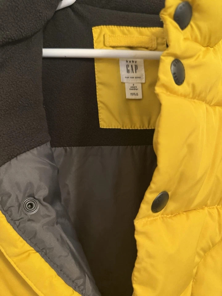 Chaleco acolchado acolchado forrado de lana amarillo talla 2 años (2T) GAP para niños pequeños Foto 4 de 4