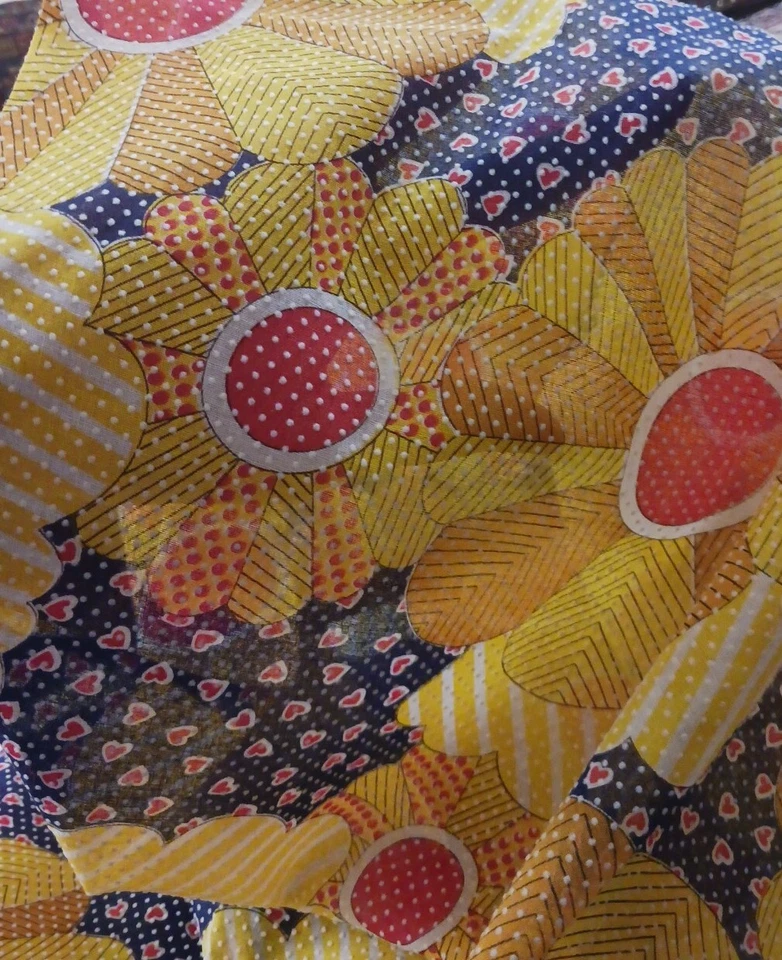 Flor Niño Punteado Swiss Imitación Dresden Amarillo y Corazones/Azul 44”x 1 Yarda Transparente  Foto 2 de 4