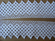7 YDS SCALLOPED OFF WHITE LATTICE RAYON VENISE LACE.