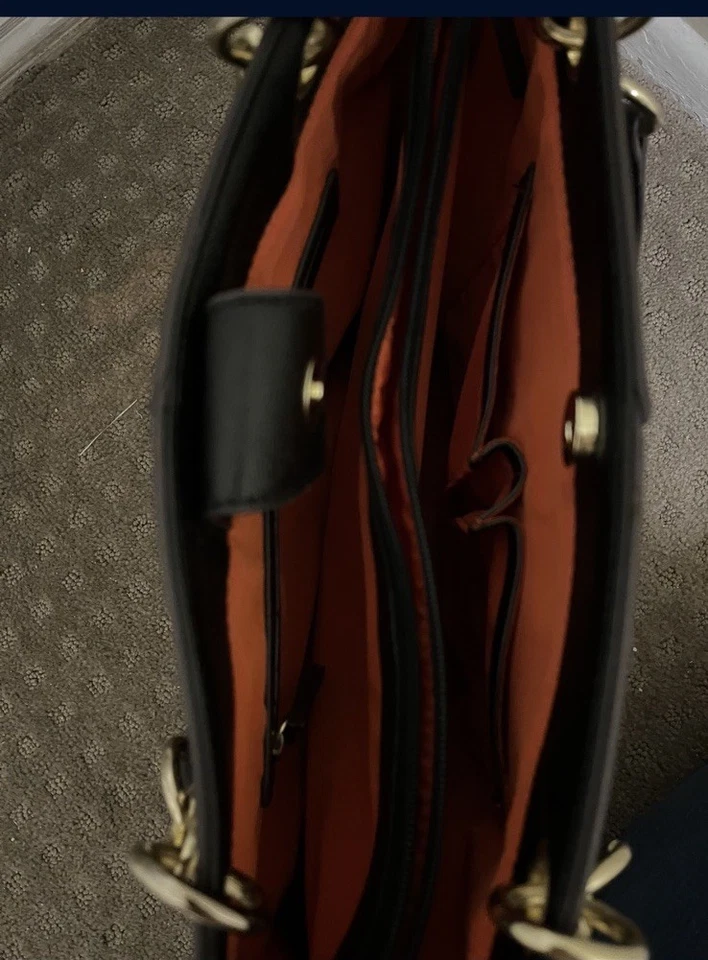 Bolsa de ombro feminina Anne Klein preta e estampa de animais acabamento brilhante - Imagem 3 de 4